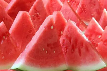 食用冰镇西瓜或引发胃损伤 夏季吃瓜的正确方法