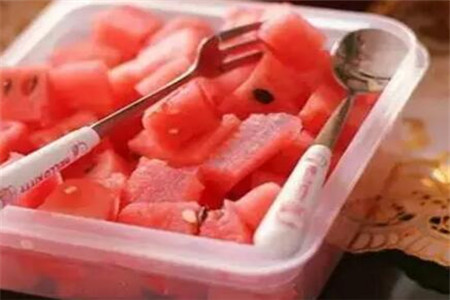 食用冰镇西瓜或引发胃损伤 夏季吃瓜的正确方法